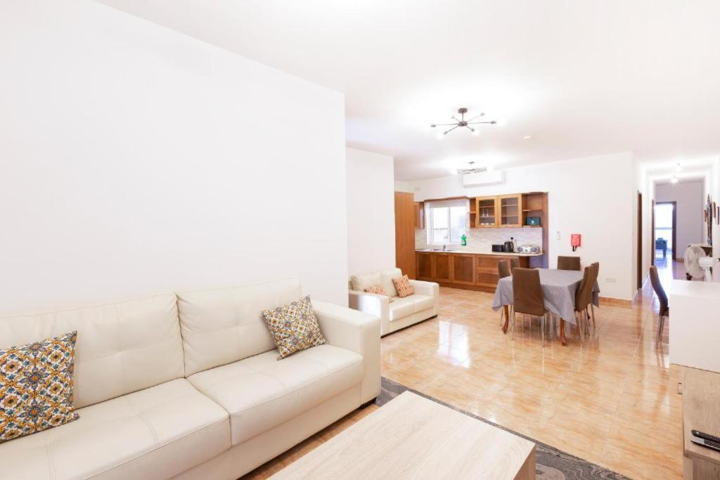 Gudja - Lovely 3 Bedroom Unit With Own Private Entrance Kültér fotó